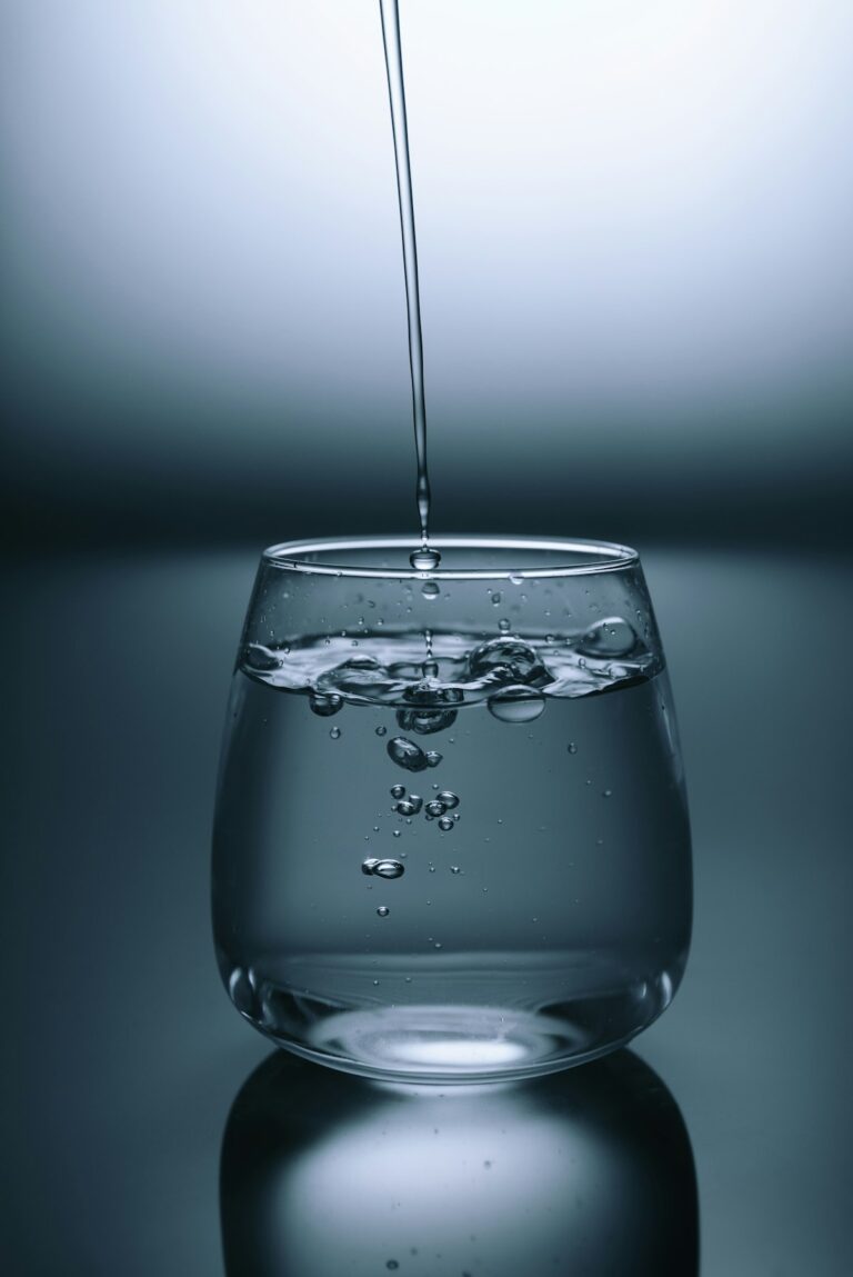 Schoon gefilterd water wordt in een glas geschonken