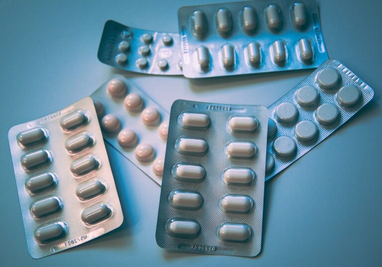 Verschillende supplementen en vitaminepillen op een tafel
