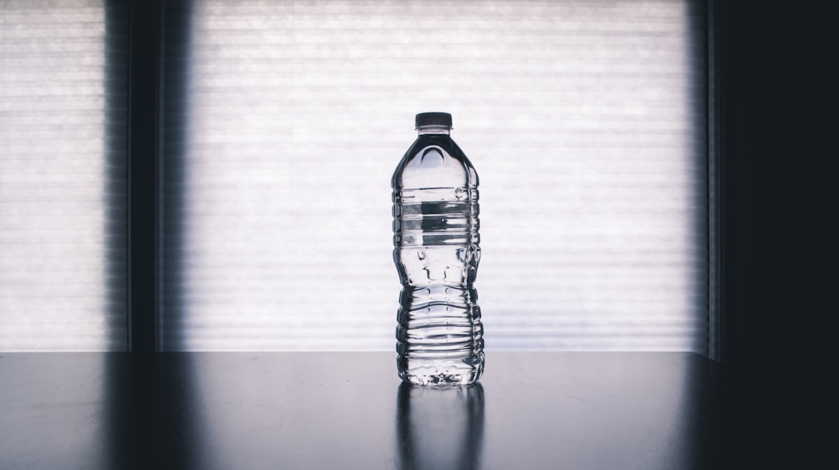 Een glas water drinken bij het opstaan in de ochtend